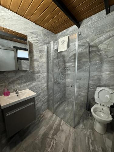 a bathroom with a shower and a toilet and a sink at Rio Adventures Rafting Köprülü Kanyon Konaklama in Karabük