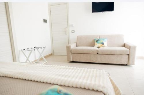 a living room with a couch and a table at B&B Terre del cretto in Nuova Gibellina