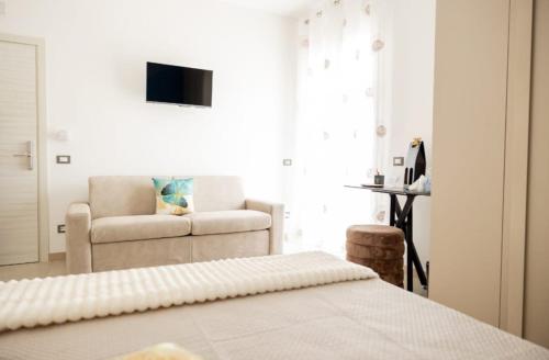 a living room with a couch and a chair at B&B Terre del cretto in Nuova Gibellina