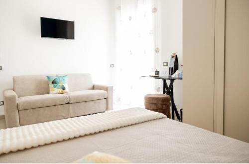 a living room with a couch and a chair at B&B Terre del cretto in Nuova Gibellina
