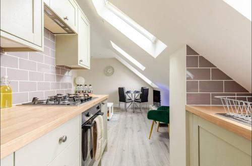 Dapur atau dapur kecil di Central 2 Bedroom with Free Parking & Foosball Table