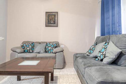 a living room with two couches and a coffee table at Jardin del sur in La Paz