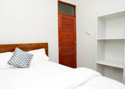Katil atau katil-katil dalam bilik di 4 Stylish Two Bedroom Apartment Units in Mbezi Beach