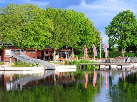 a park with a slide in the middle of a lake at ruhiger als im Hotel, keine andere Gäste in Merkendorf