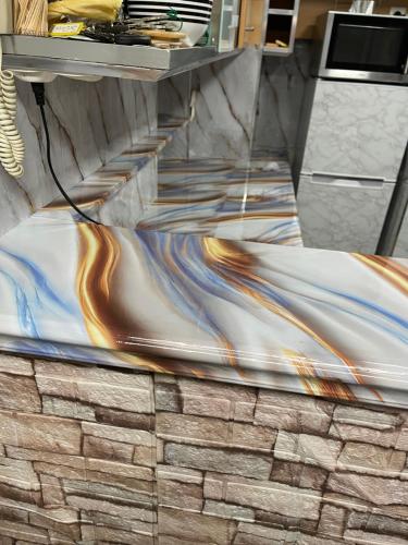 un escalier avec un tableau au sol dans l'établissement Paris roquette appartement 1 chambre, à Paris