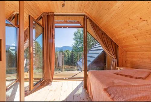 En eller flere senge i et værelse på Osada Izerska