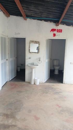 an empty room with a sink and a toilet at Oso Hostel Cabaña Los Linderos in Santa Marta