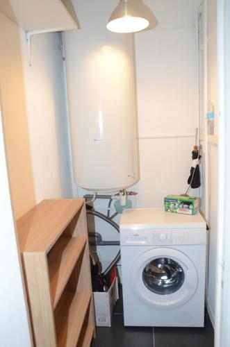 une buanderie avec un lave-linge et un lave-linge dans l'établissement Appartement St aygulf bord de mer, à Fréjus