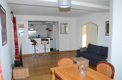 un salon avec un canapé bleu et une table dans l'établissement Appartement St aygulf bord de mer, à Fréjus