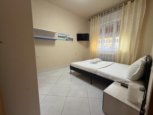 a hospital room with a bed and a window at Casakevauri in Venice