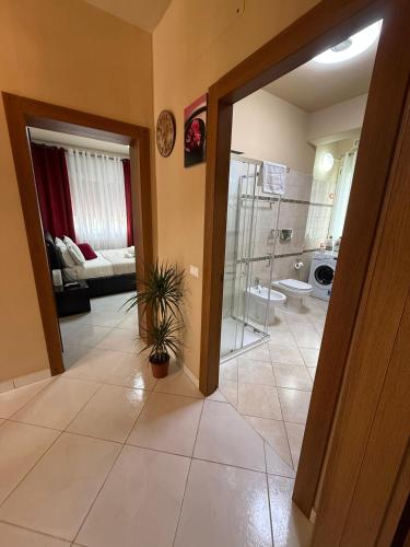a hallway with a bathroom with a shower and a toilet at Casakevauri in Venice
