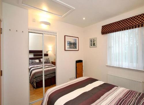 une chambre avec un lit et un miroir dans l'établissement Open-Door, à Orléans