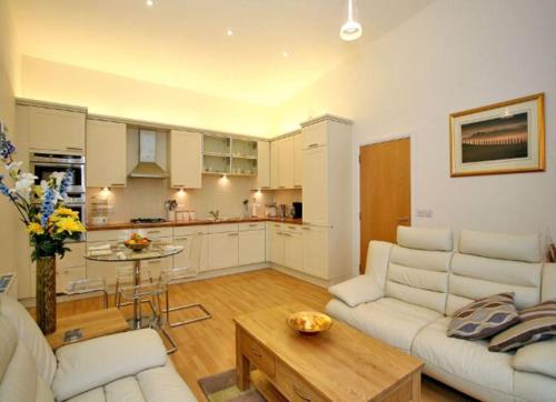 un salon avec deux canapés et une cuisine dans l'établissement Open-Door, à Orléans