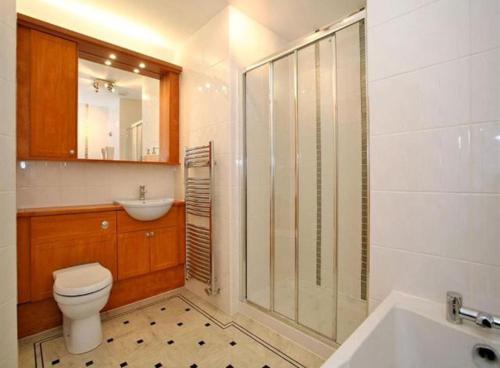 une salle de bain avec toilettes, douche et lavabo dans l'établissement Open-Door, à Orléans