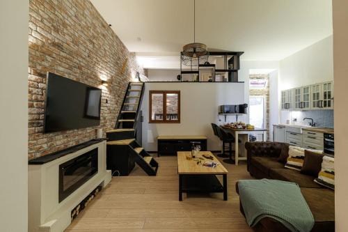 un salon avec un canapé et une cheminée dans l'établissement STALINGRAD 24 - Cosy loft close old Port, à Nice