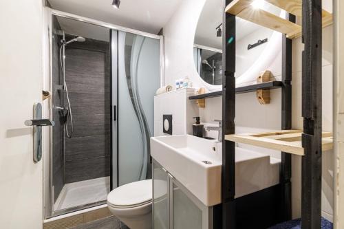 une salle de bain avec toilettes, lavabo et douche dans l'établissement STALINGRAD 24 - Cosy loft close old Port, à Nice