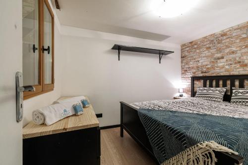 une chambre avec un lit et un mur de briques dans l'établissement STALINGRAD 24 - Cosy loft close old Port, à Nice