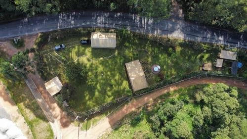 an aerial view of a yard with trees and a road at Chalé nas Nuvens - Chalé Branco in Camanducaia