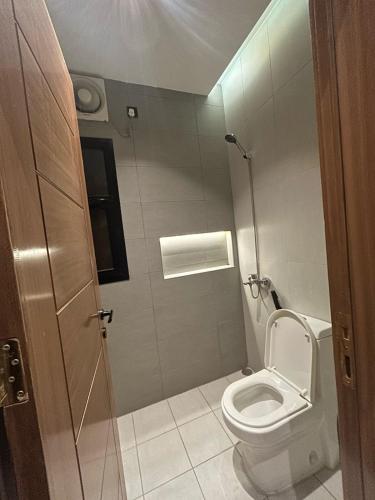 Ένα μπάνιο στο شقة مميزة بـ3 غرف نوم وصالة موقع مميز