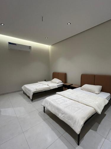 Ένα ή περισσότερα κρεβάτια σε δωμάτιο στο شقة مميزة بـ3 غرف نوم وصالة موقع مميز