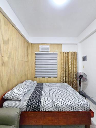 a bedroom with a bed and a window at Happy Homes Guest House in Legazpi