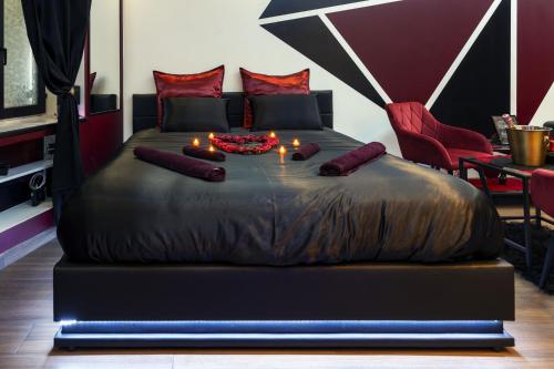 - un lit avec des bougies dans la chambre dans l'établissement Redroom Spa privatif & nuit romantique à deux, à Voiron