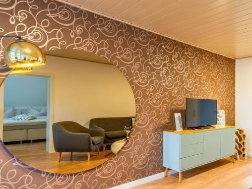 a living room with a wall with a swirl pattern at Harzträume No2 mit Parkplatz - Zentrum - Brockenbahn - 2 SZ in Wernigerode