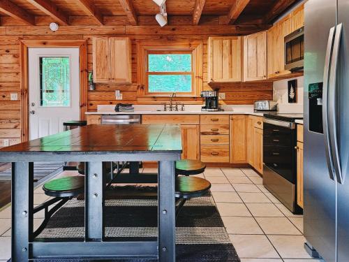 Η κουζίνα ή μικρή κουζίνα στο Creekwood Chalet - Hocking Hills with Hot Tub and Near Hiking