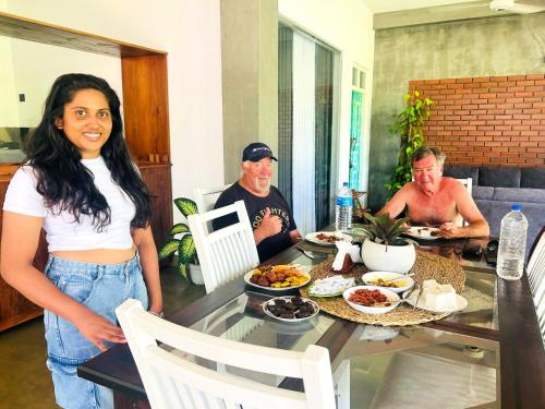 高尔Monkey Banana Villa的一群人围坐在桌旁吃饭