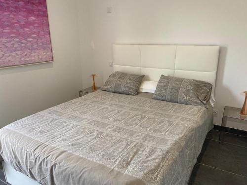 une chambre avec un lit blanc avec deux oreillers dans l'établissement Belle villa avec piscine, à Borgo