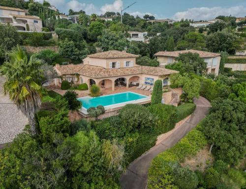 une vue aérienne d'une maison avec piscine dans l'établissement Villa Provençale de Charme avec Piscine et Vue mer, à Sainte-Maxime