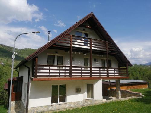 een huis met een balkon erbovenop bij The Viewpoint in Măgura