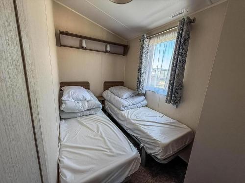 Ένα ή περισσότερα κρεβάτια σε δωμάτιο στο Lovely 6 Berth, Dog Friendly Caravan For Hire In Norfolk Ref 50011Ae