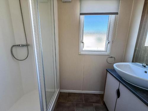 Ένα μπάνιο στο Lovely 6 Berth, Dog Friendly Caravan For Hire In Norfolk Ref 50011Ae