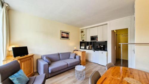un salon avec un canapé et une table dans l'établissement Résidence Vega - Studio pour 4 Personnes 17, à Flaine