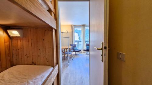 une chambre avec un lit et une table avec des chaises dans l'établissement Résidence Vega - Studio pour 4 Personnes 17, à Flaine