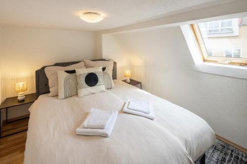Cozy Central 3 Zimmer Apartment für bis zu 8 Gästeにあるベッド
