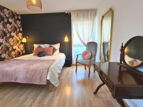Un pat sau paturi într-o cameră la Chambre d'Amour Jacuzzi Bordeaux Parking