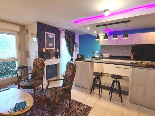 O bucătărie sau chicinetă la Chambre d'Amour Jacuzzi Bordeaux Parking