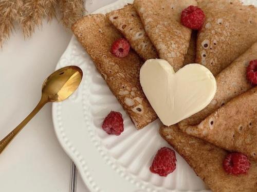 a white plate with a heart shapedasteryasteryasteryasteryasteryasteryasteryasteryastery at Vila GARUFA Wellness & Spa in Vysoké Tatry
