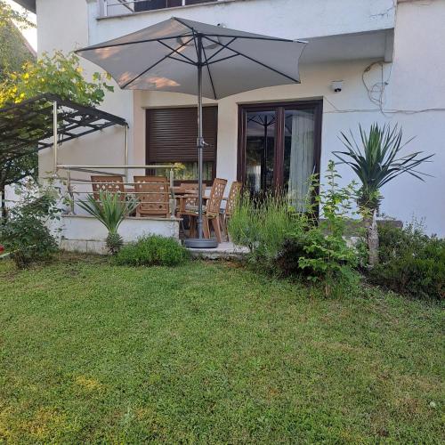 Aed väljaspool majutusasutust Villa Behić