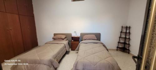 เตียงในห้องที่ Cottage in Historic Village & Rooftop Sunset views