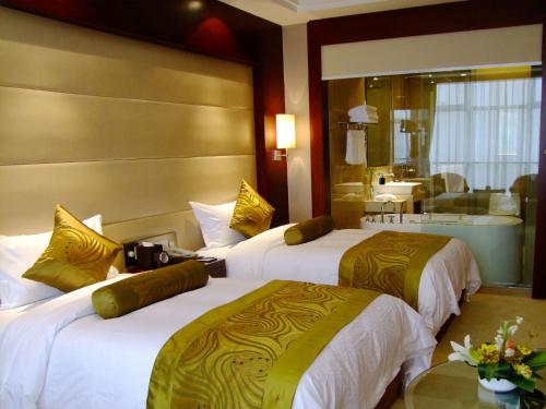 מיטה או מיטות בחדר ב-Hongrui Jinling Grand Hotel Hefei