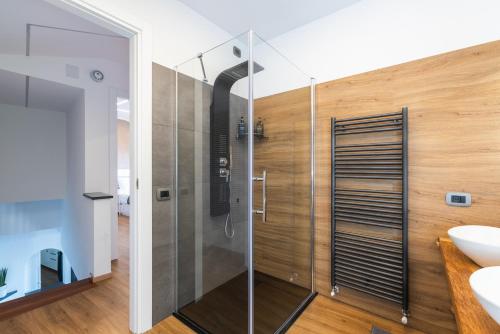 a bathroom with a shower with a glass door at Spettacolare vista isola Terrazza e idromassaggio in Noli