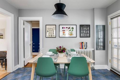 Χώρος καθιστικού στο Maple Leaf Craftsman - Hot Tub, AC, Dog Friendly