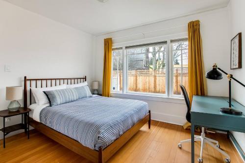 Ένα ή περισσότερα κρεβάτια σε δωμάτιο στο Maple Leaf Craftsman - Hot Tub, AC, Dog Friendly