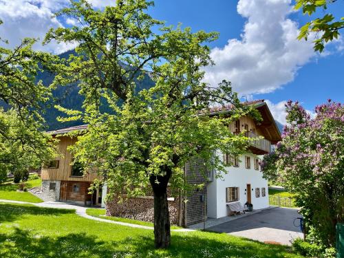 a house with a tree in the yard at Hof Ida in Bach