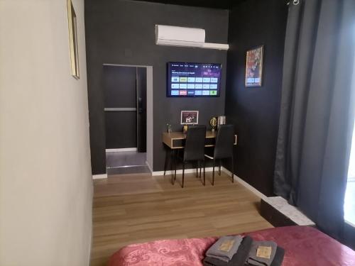 - une chambre avec une table et des chaises dans l'établissement Jacuzzi Terrasse Centre Narbonne, à Narbonne