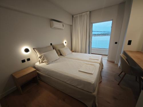 アギオス・ニコラオスにある9 Muses Apartmentsの海が見える大きなベッドのある寝室