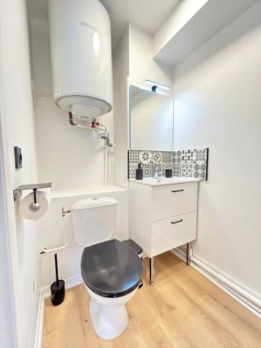 une salle de bain blanche avec des toilettes et un lavabo dans l'établissement King Kong Suit in New York Style, à Noisy-le-Grand